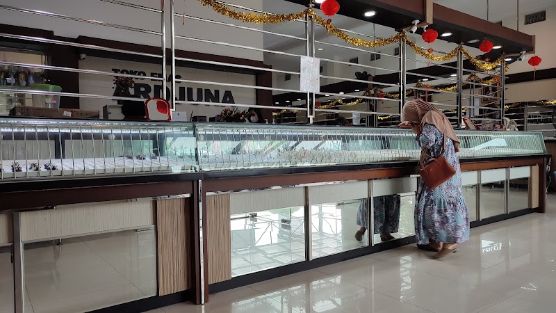 Emas Berkilau, Hati Tenang: Toko Emas Gaya Baru di Kawunganten